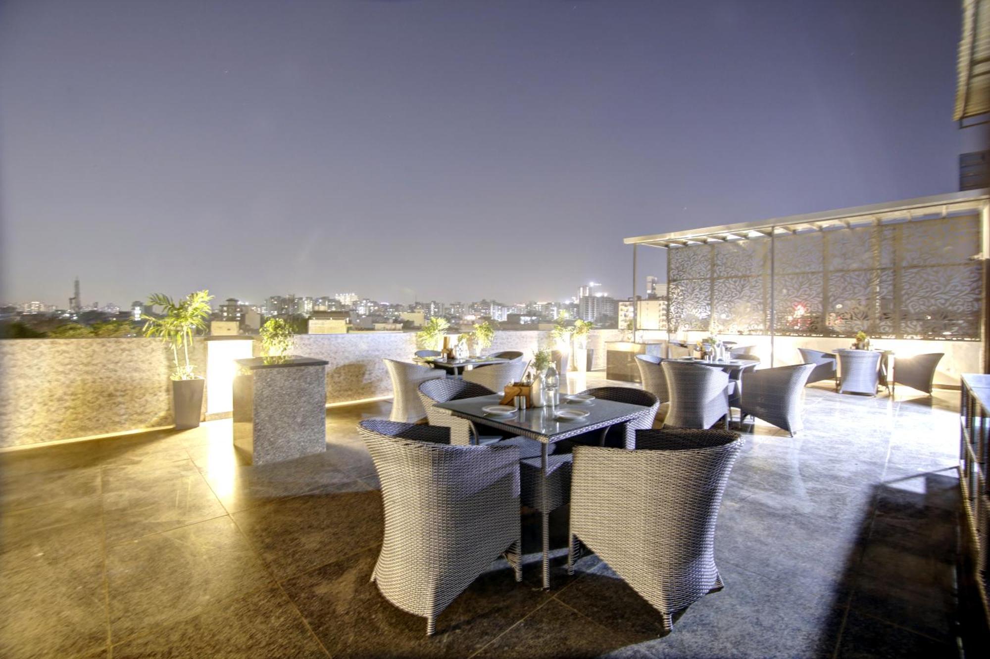 Saltstayz Premier - Near Golf Course Road & Sector 57 Gurgaon Exterior photo
