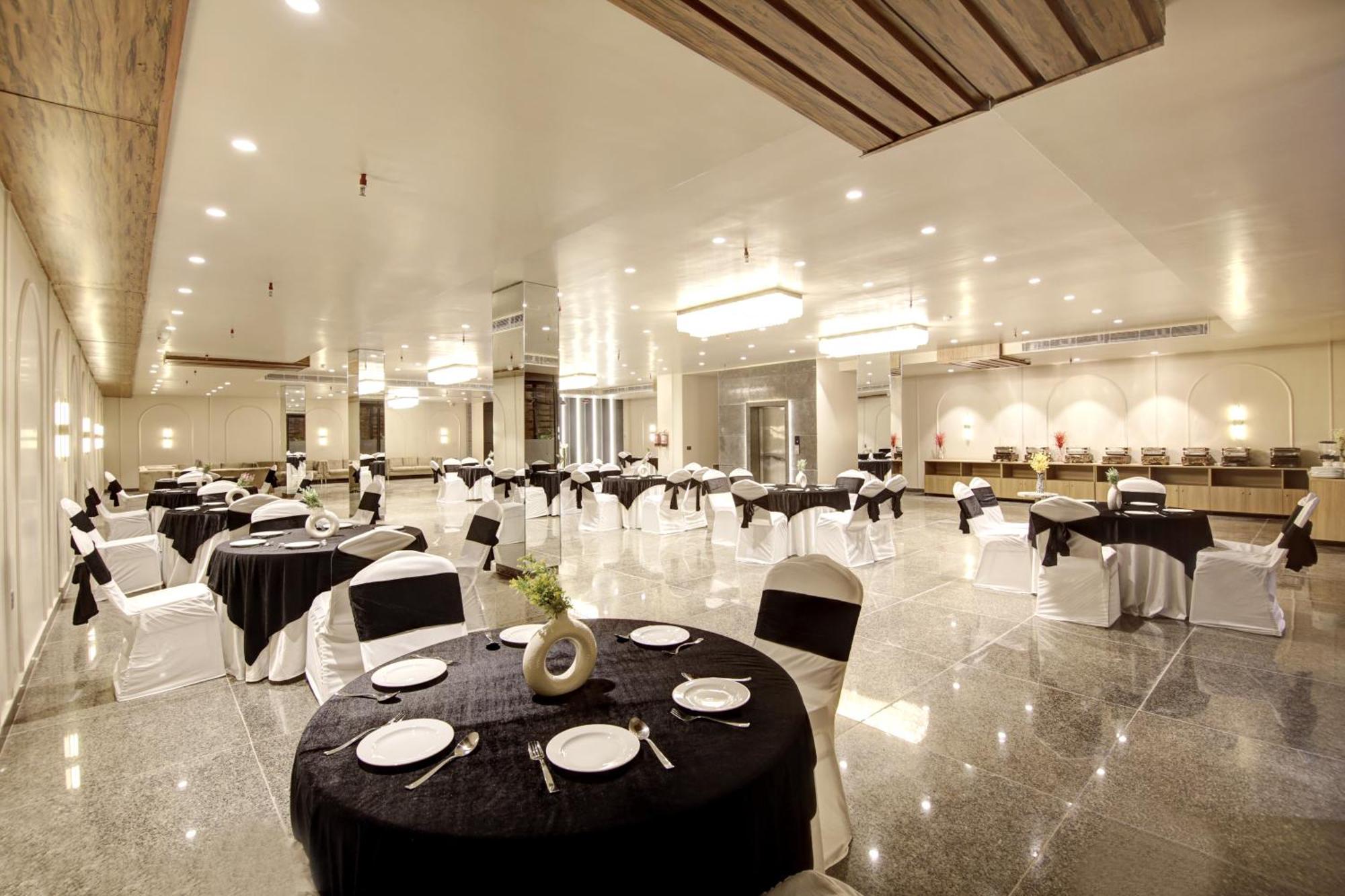 Saltstayz Premier - Near Golf Course Road & Sector 57 Gurgaon Exterior photo