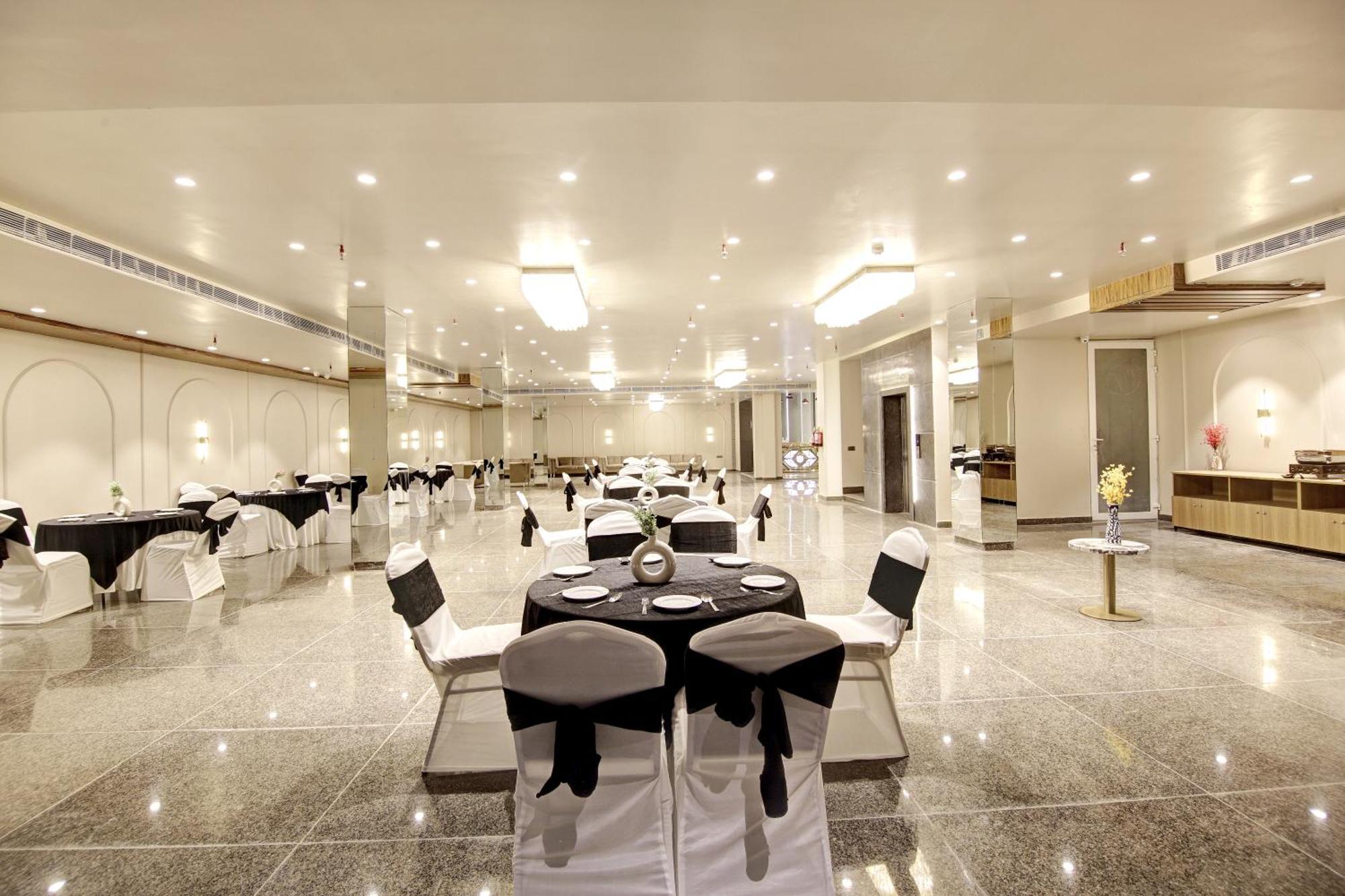 Saltstayz Premier - Near Golf Course Road & Sector 57 Gurgaon Exterior photo